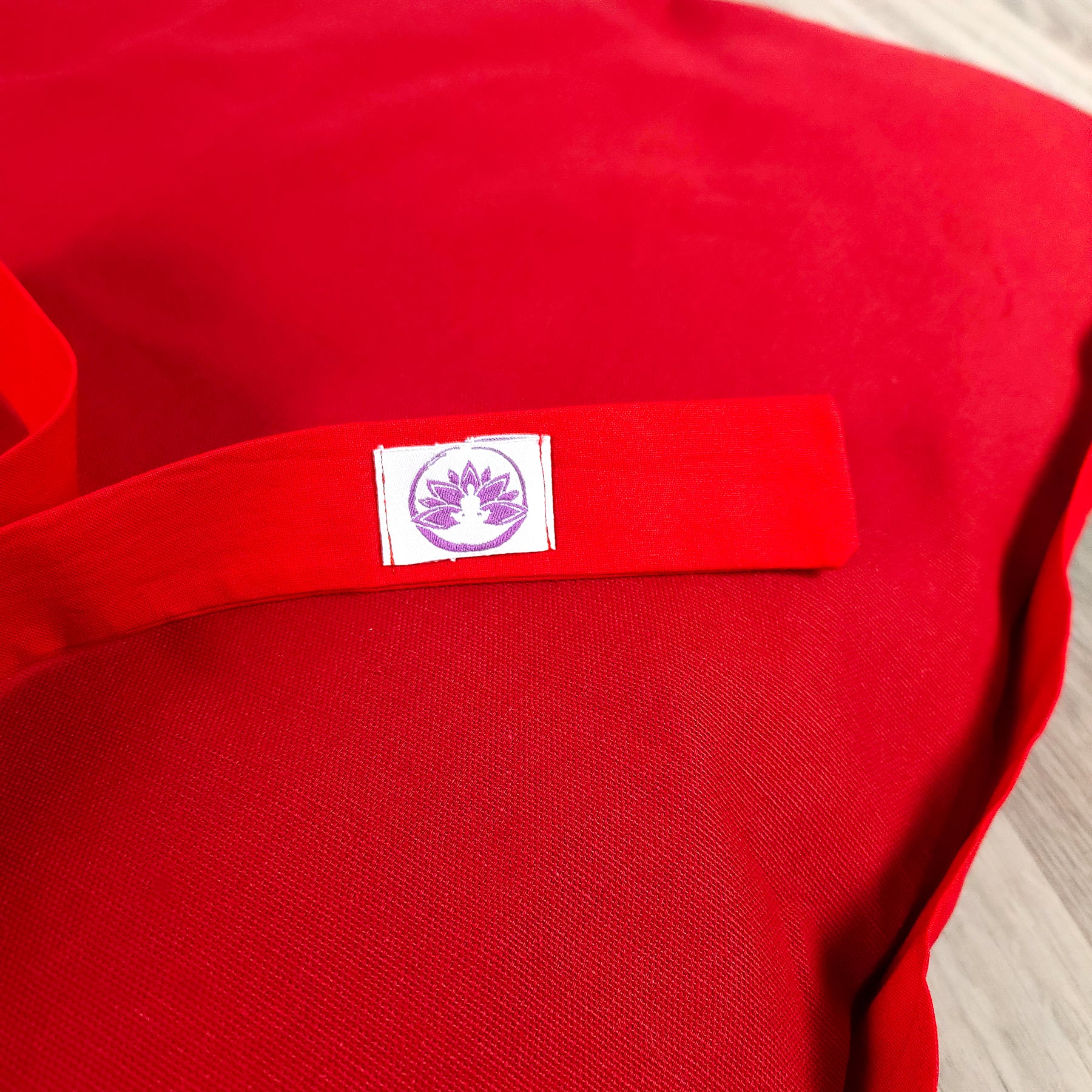 Cuscino di supporto lombare rosso con etichetta, ideale per il tappetino zabuton rosso