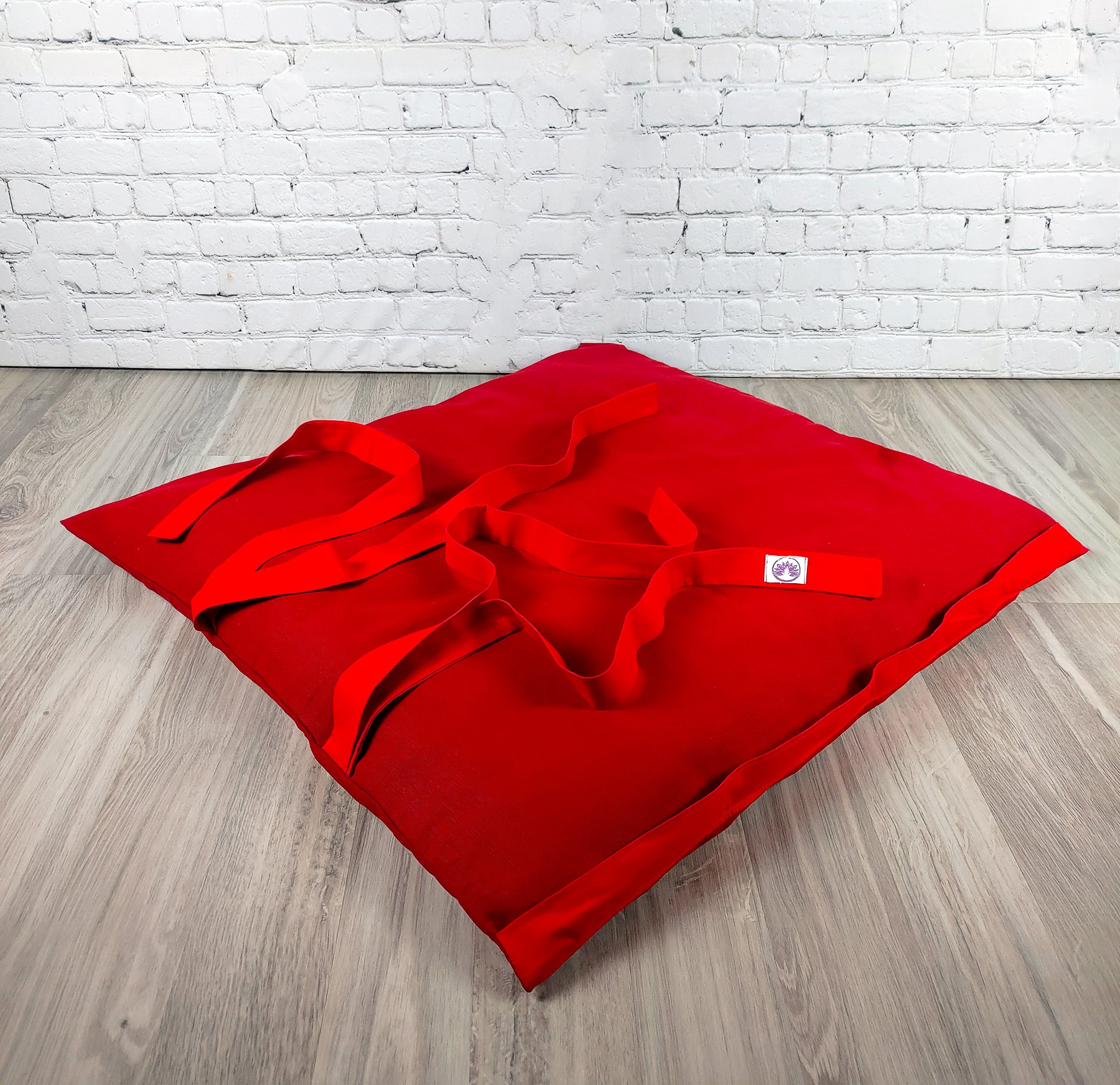 Tappetino zabuton rosso per supporto lombare e comfort durante la meditazione