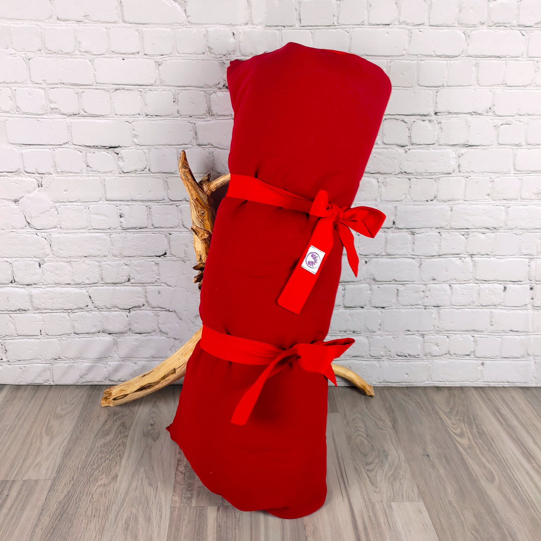 Tappetino zabuton rosso di Shop Zen, perfetto per il supporto durante la meditazione