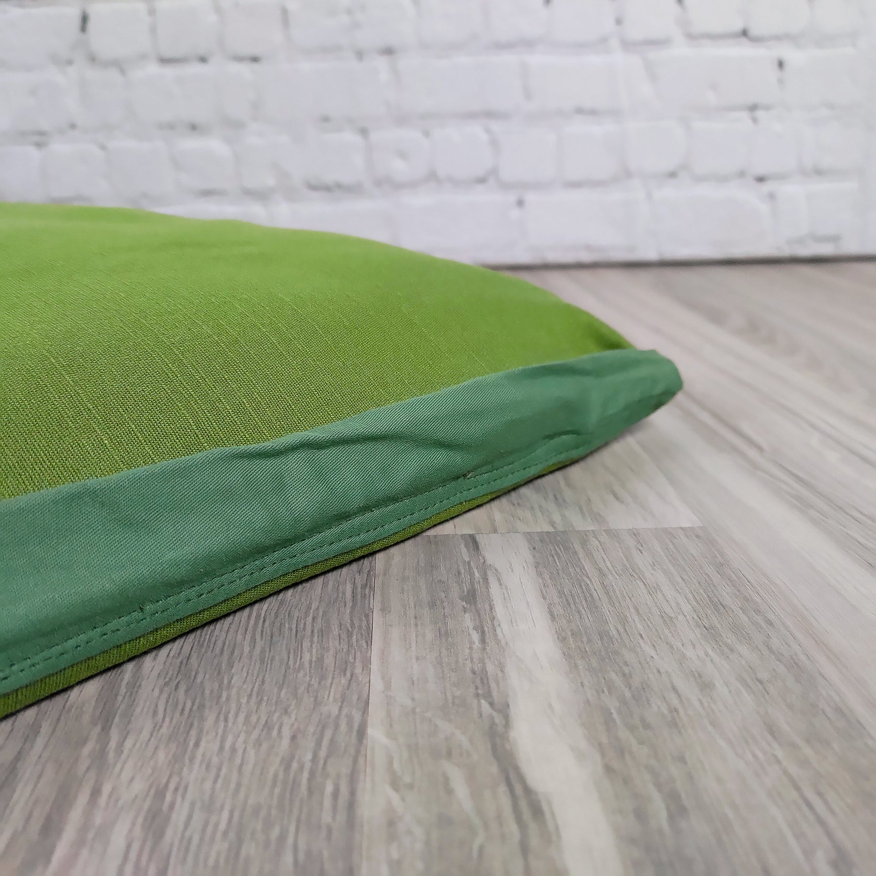 Tappetino zabuton verde in tessuto morbido, ideale per supporto lombare e comfort durante la meditazione