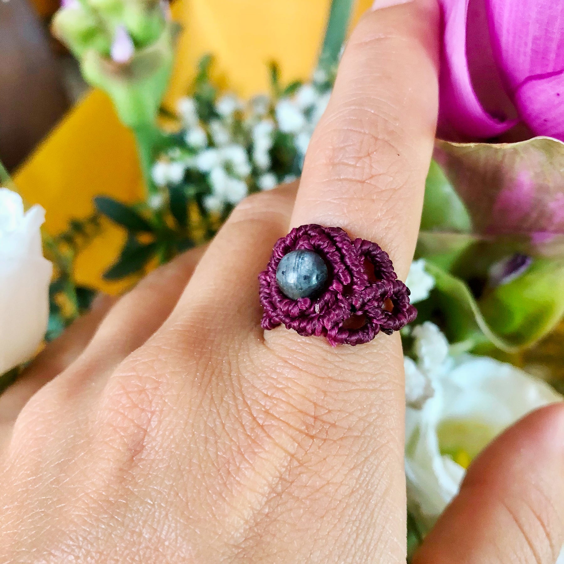 Anello macramé artigianale viola con perla decorativa, ideale per accessori unici