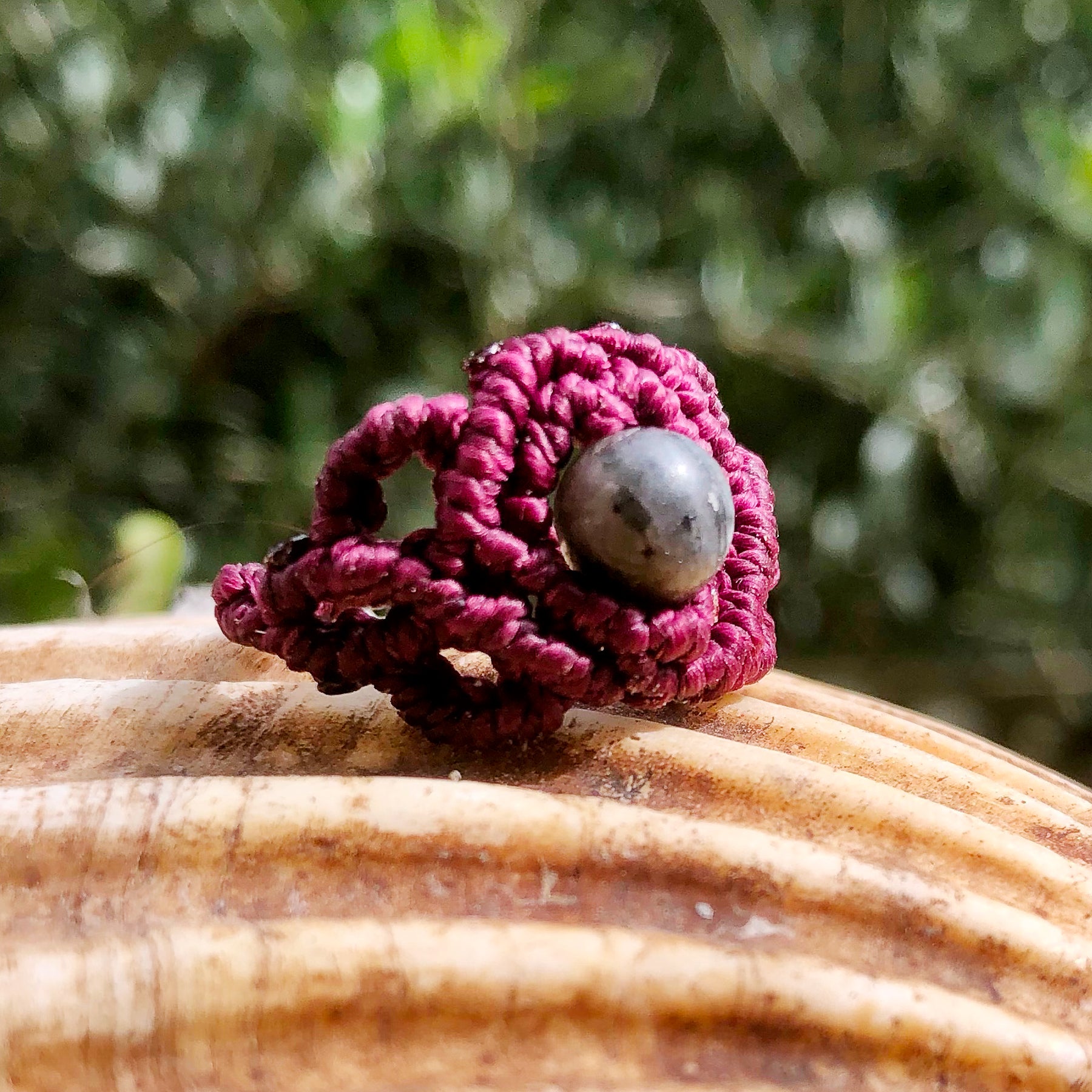 Anello macramé artigianale in bordeaux con pietra decorativa, realizzato a mano per uno stile unico