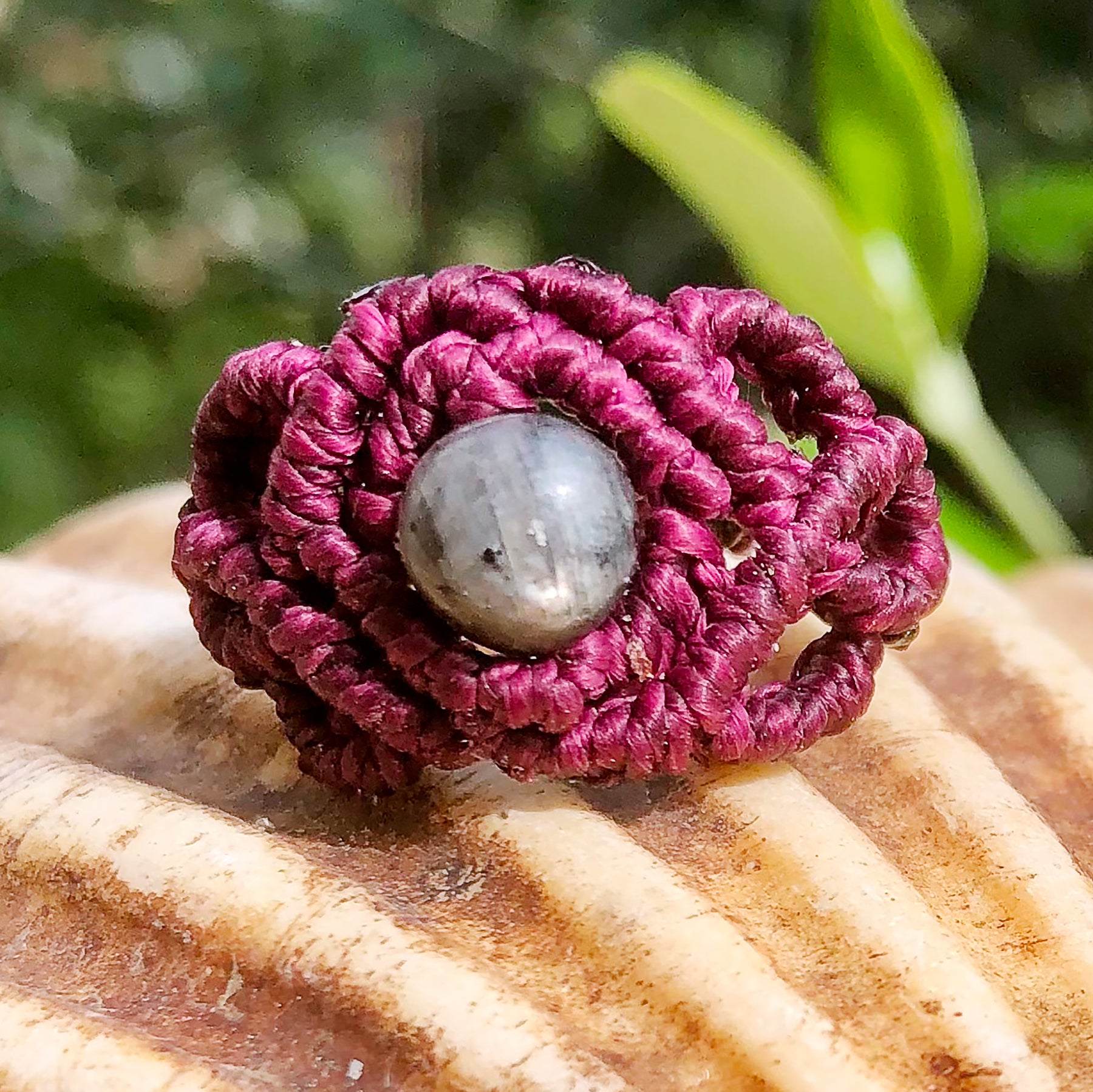 Anello macramé artigianale in corda bordeaux con pietra grigia centrale per un tocco unico
