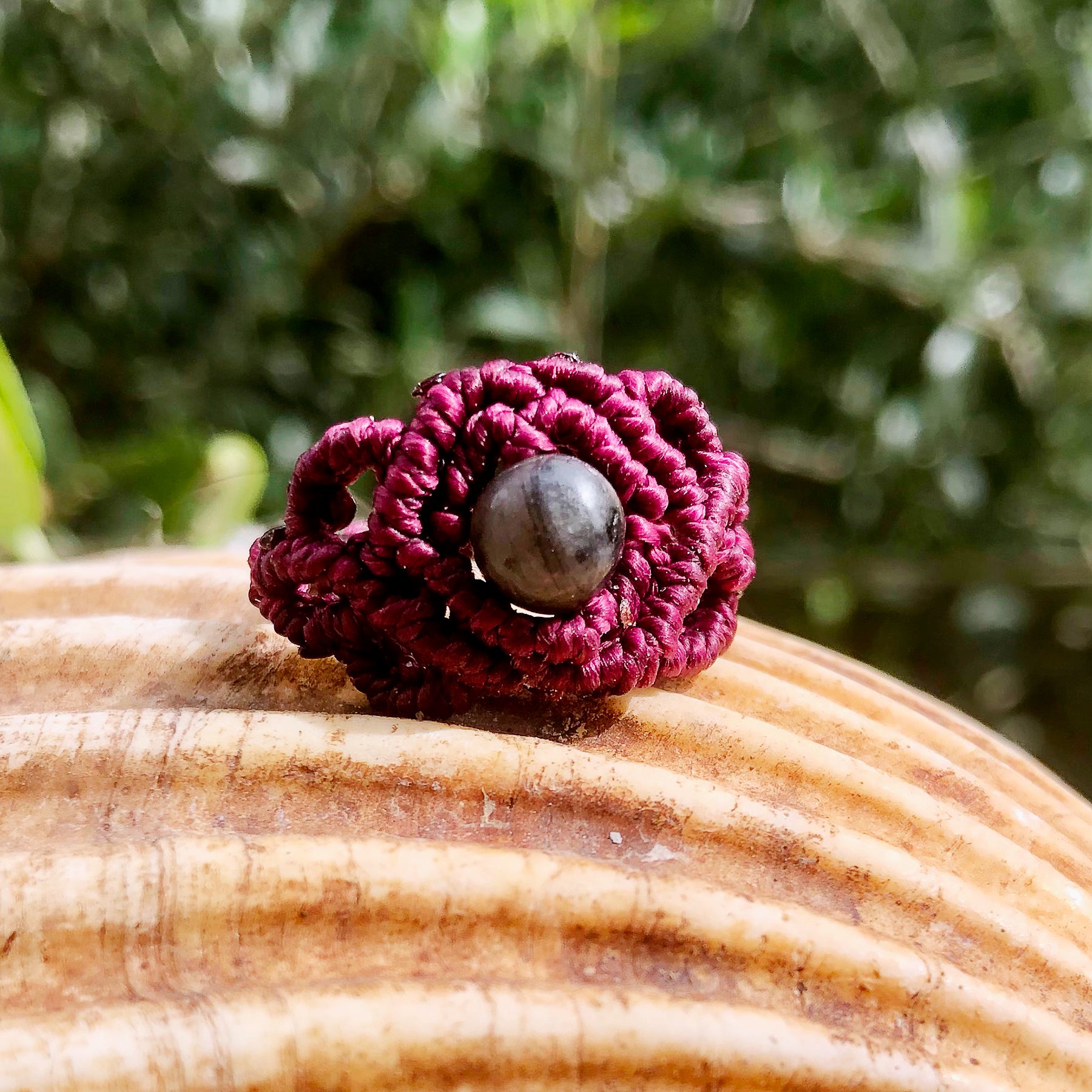 Anello macramé artigianale in colore bordeaux con perla centrale, perfetto per uno stile unico e raffinato