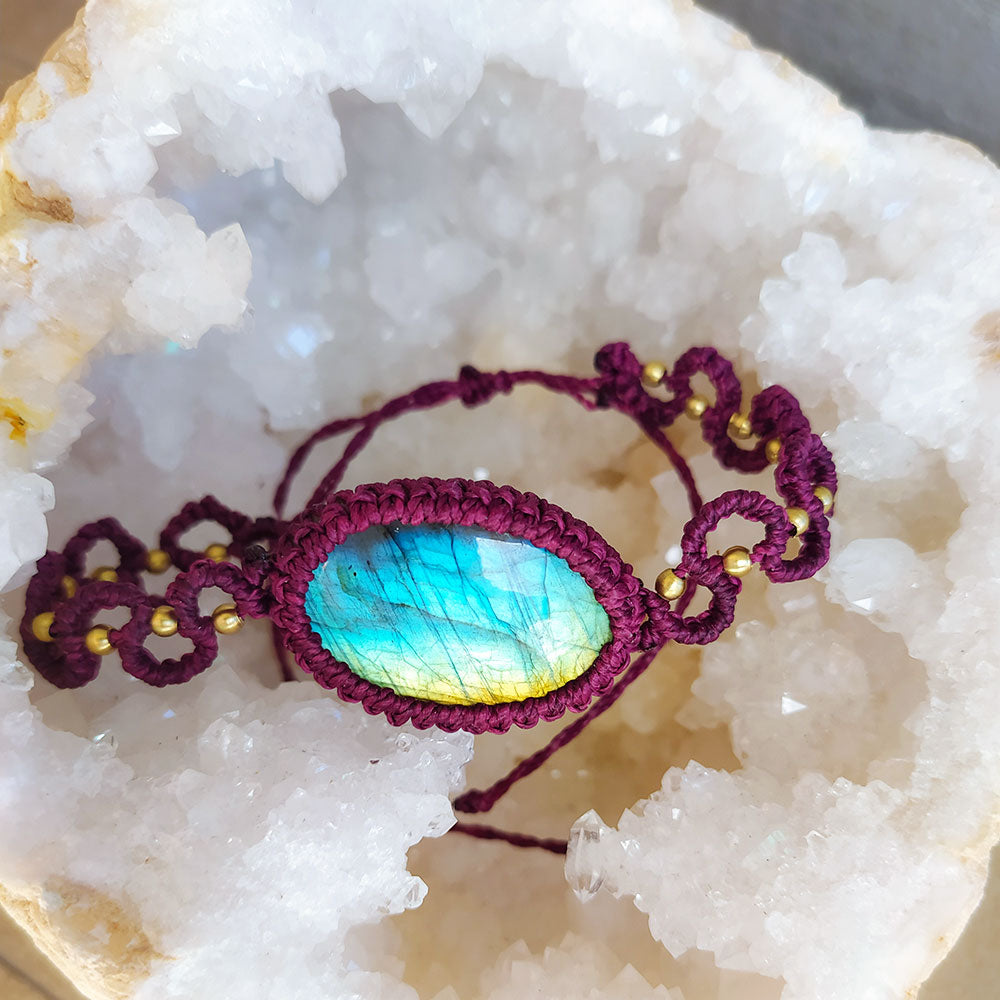 Bracciale macramé labradorite con gemma blu e dettagli dorati, elegante e unico
