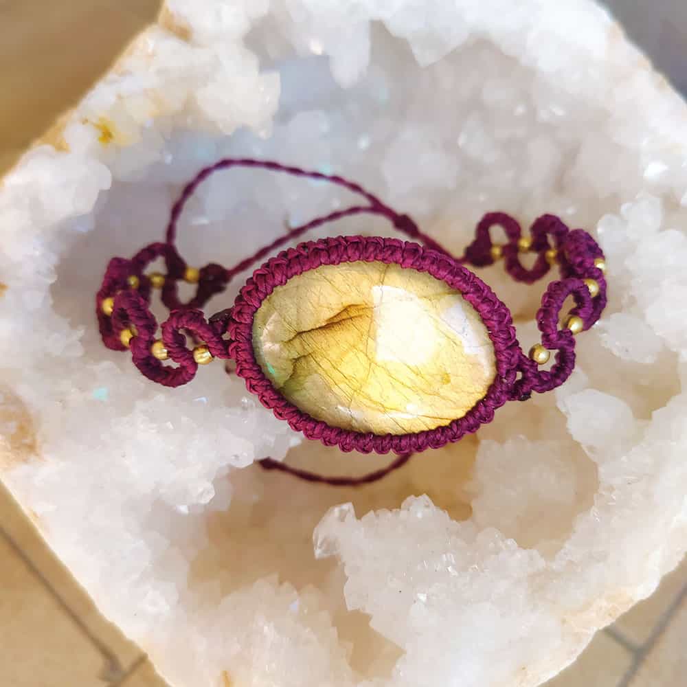 Bracciale macramé labradorite con pietra ovale gialla su base bordeaux, elegante e raffinato