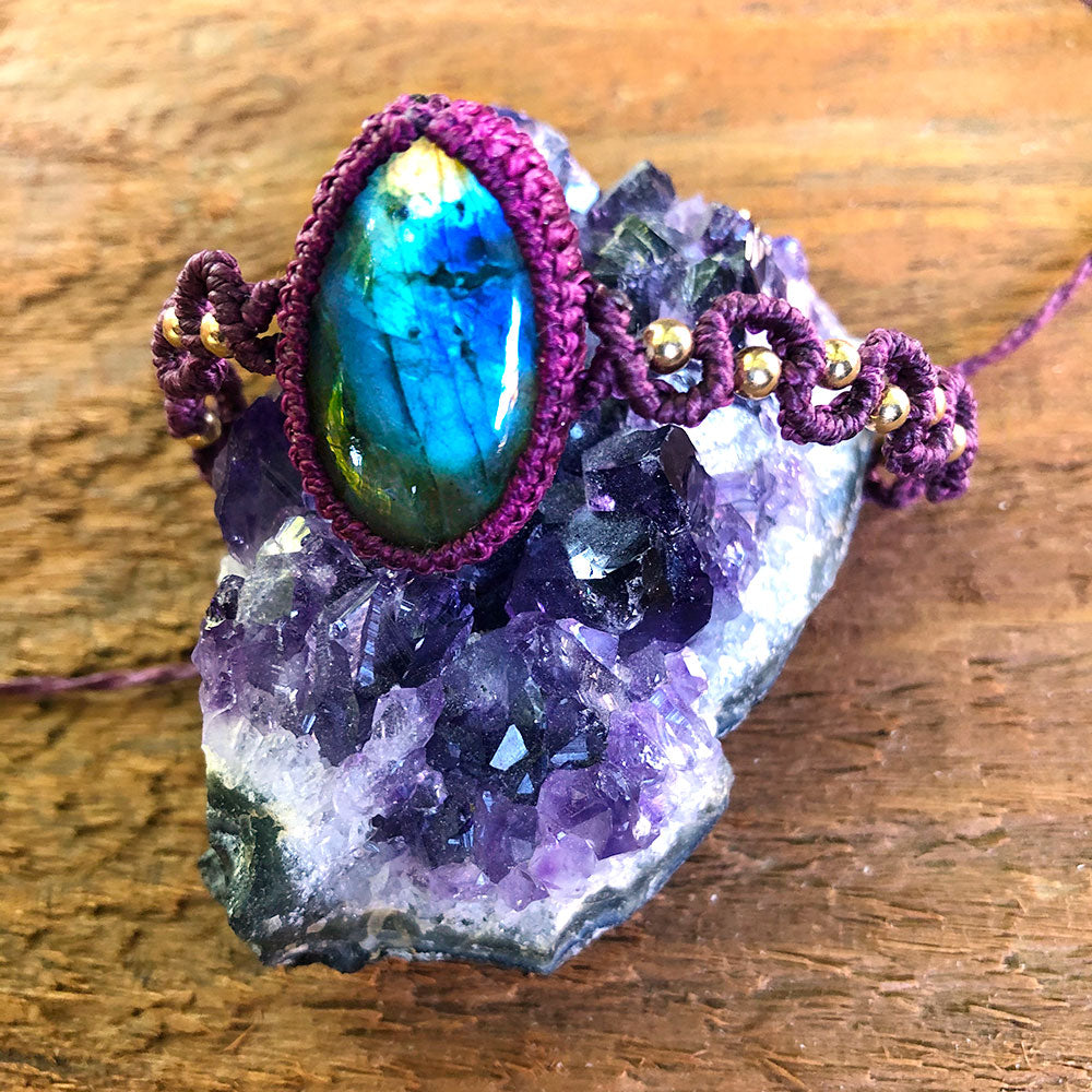 Bracciale macramé labradorite con pietra ovale incastonata su base viola