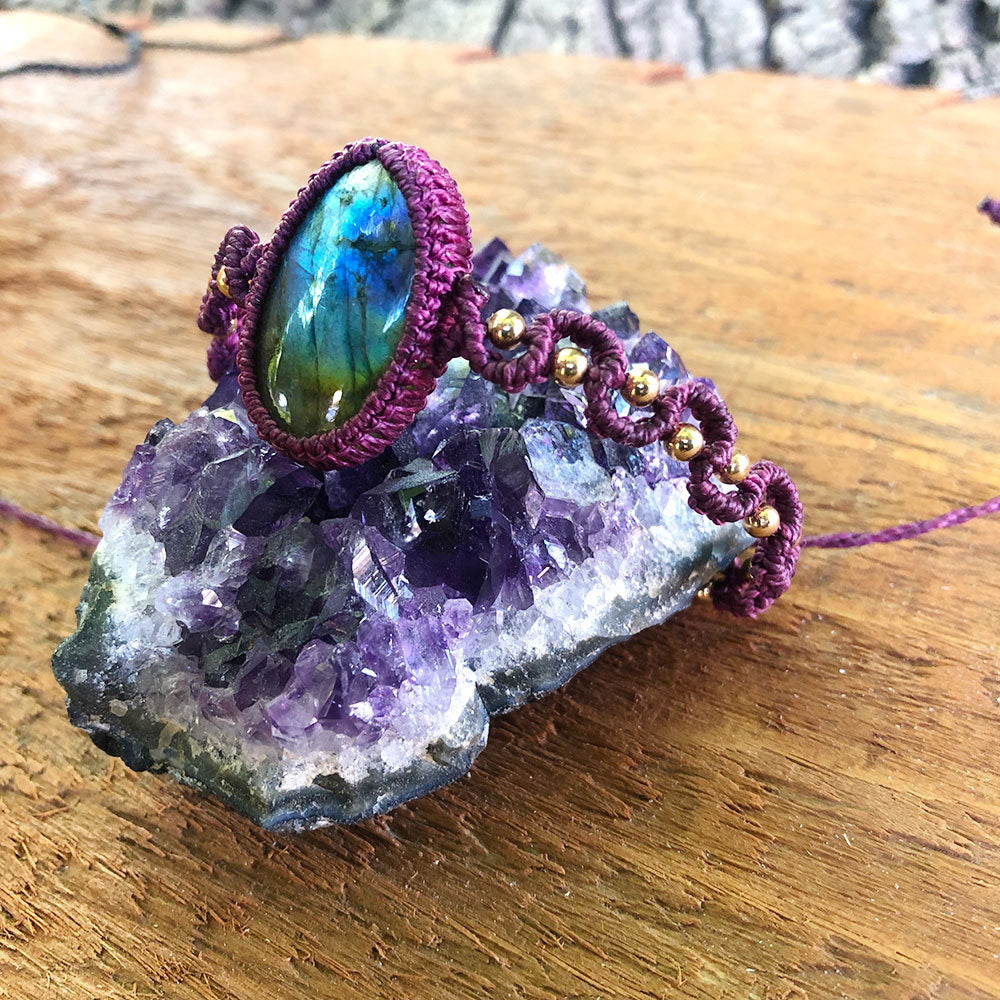 Bracciale macramé labradorite in corda viola con pietra centrale su base di cristallo ametista
