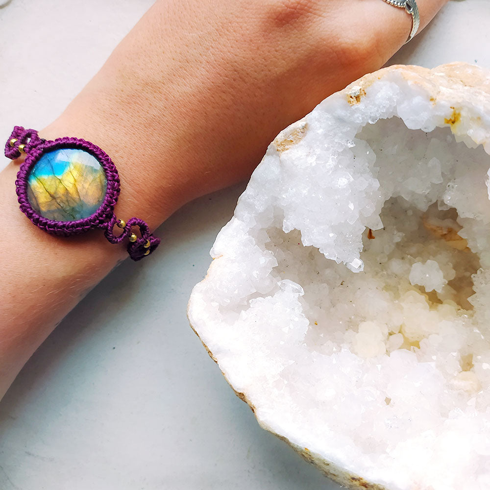 Bracciale macramé labradorite con pietra iridescente e dettagli in corda viola