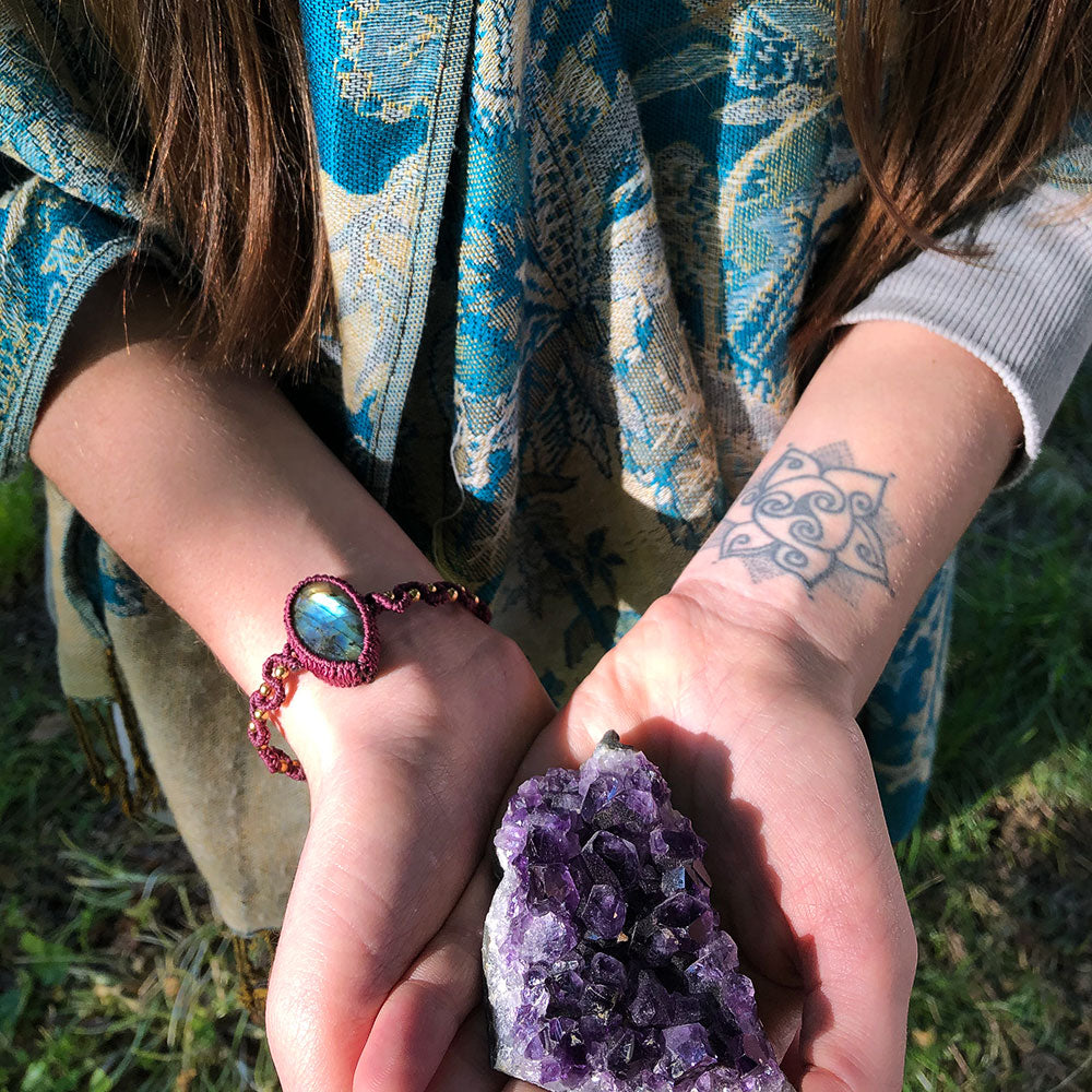 Bracciale macramé labradorite con pietra colorata indossato da persona in ambiente naturale