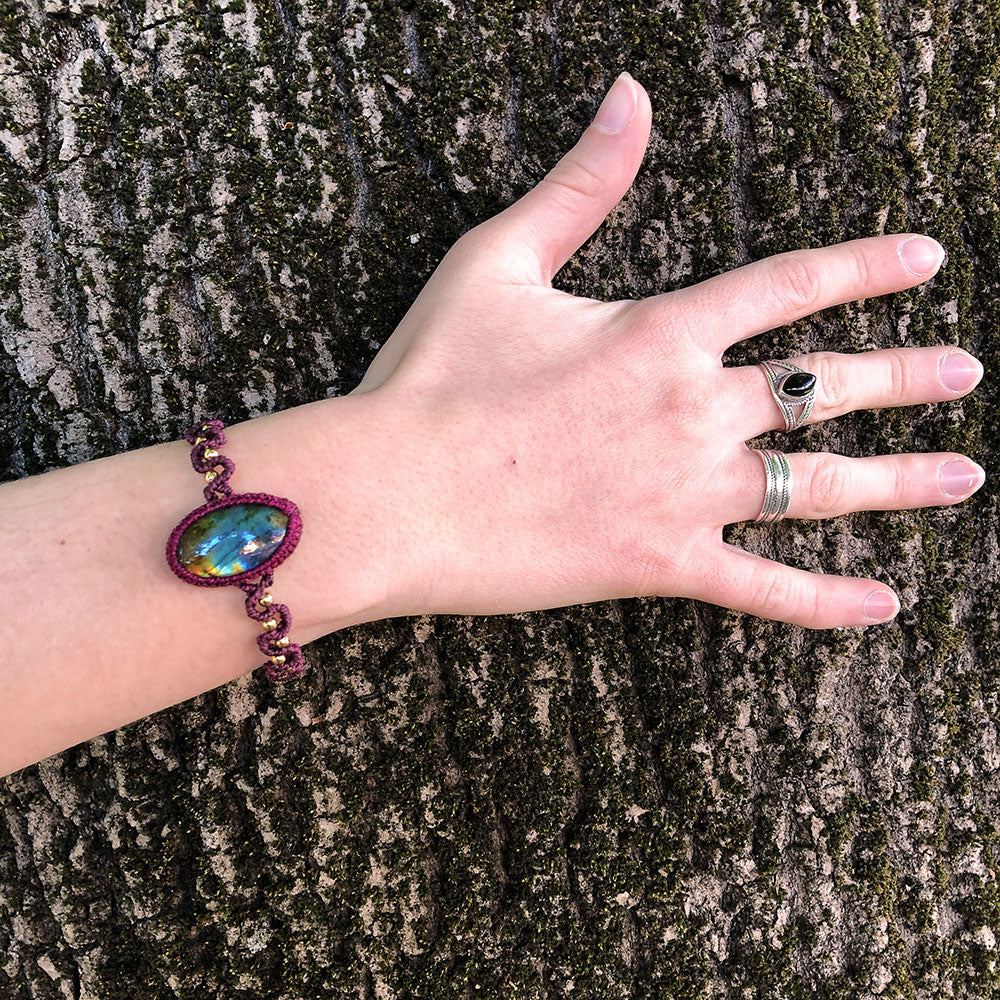 Bracciale macramé labradorite con pietra blu brillante, perfetto per ogni occasione elegante