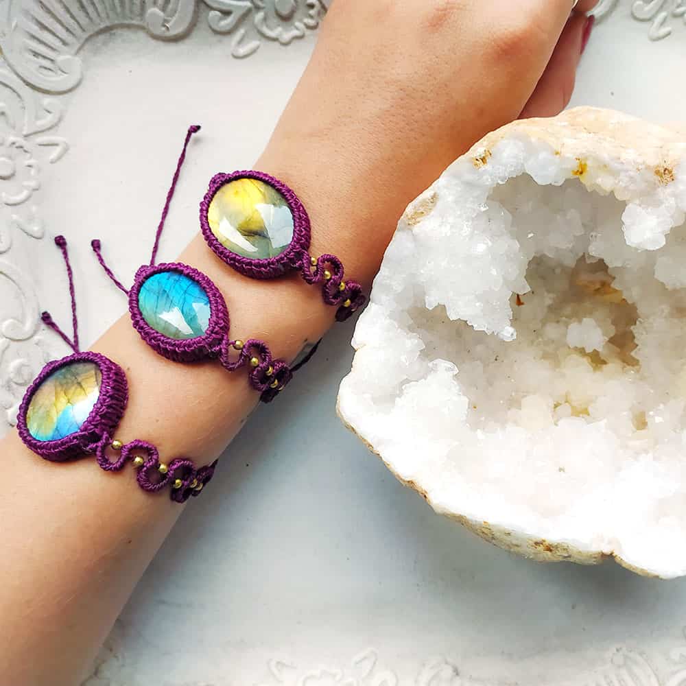Bracciale macramé labradorite violetto con pietre sfaccettate in diversi colori