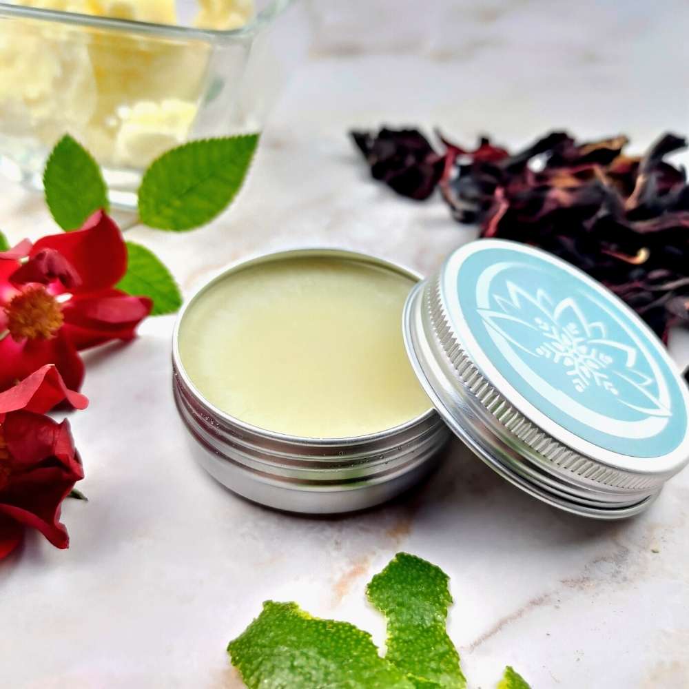 Burro corpo naturale anti age in una confezione metallica con ingredienti naturali e fiori in primo piano