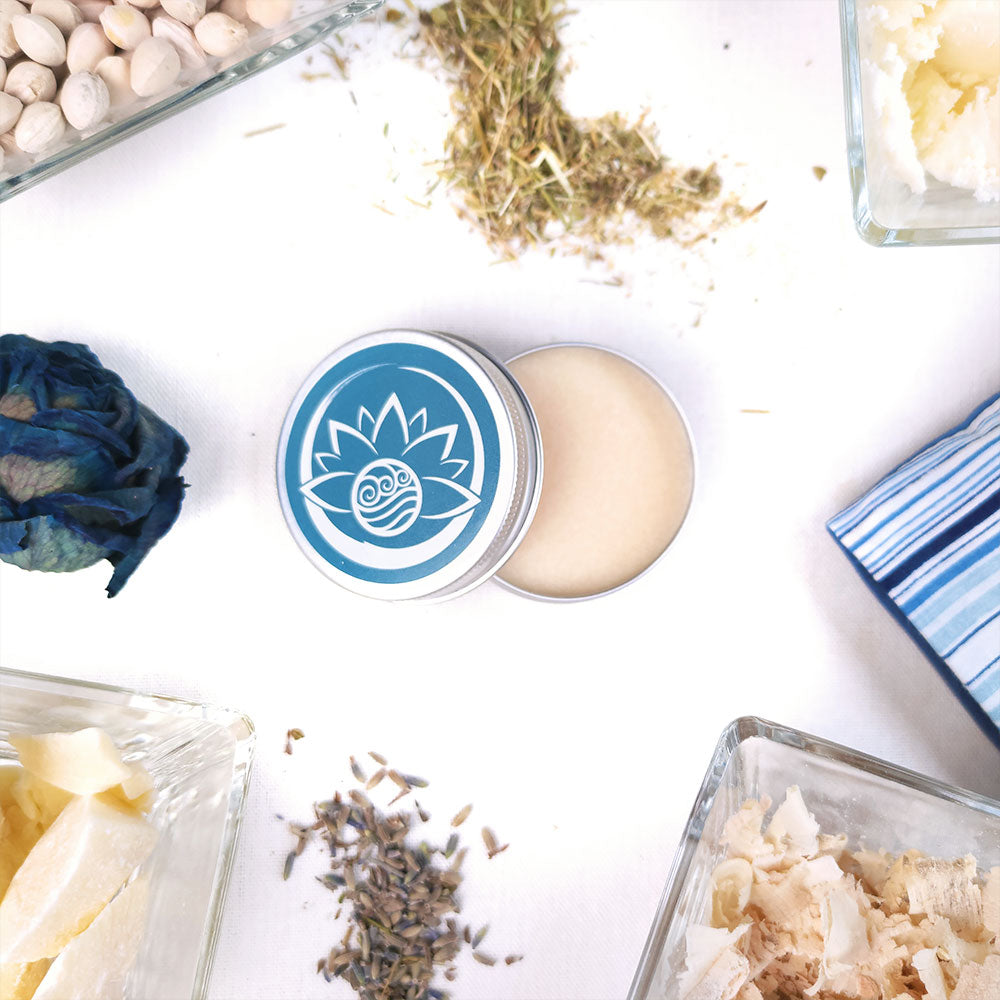 Burro corpo naturale antinfiammatorio in vaso, circondato da ingredienti naturali e curativi