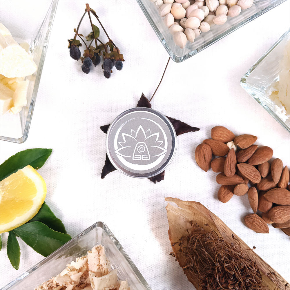 Ingredienti naturali per la cura della pelle con burro corpo naturale decontratturante al centro