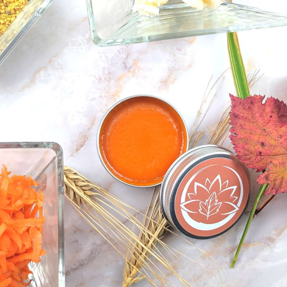 Burro corpo naturale rigenerante in barattolo con ingredienti naturali sullo sfondo