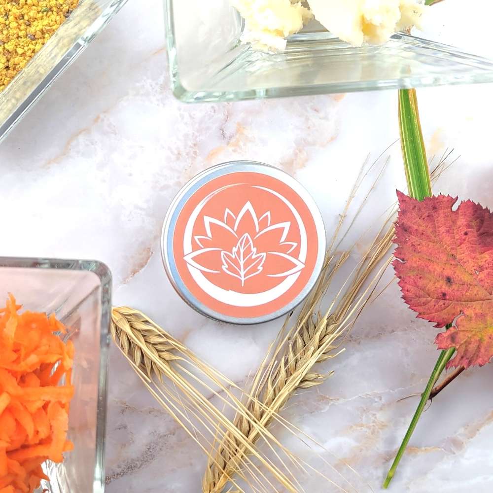 Burro corpo naturale rigenerante in un barattolo circondato da ingredienti naturali e decorazioni floreali