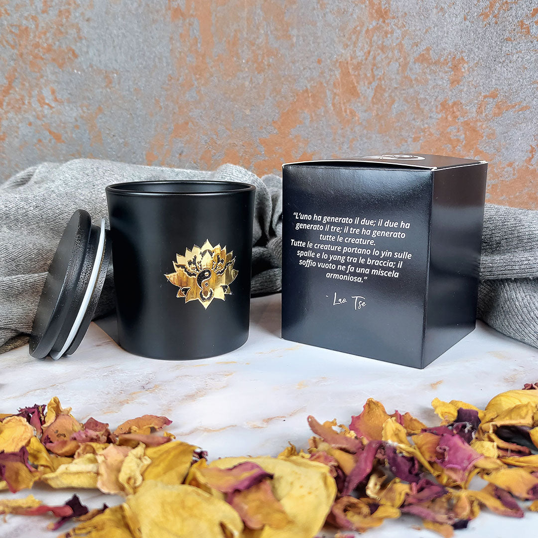 Candela con cristalli in vaso nero con coperchio, decorata con fiori secchi e citazioni ispiratrici