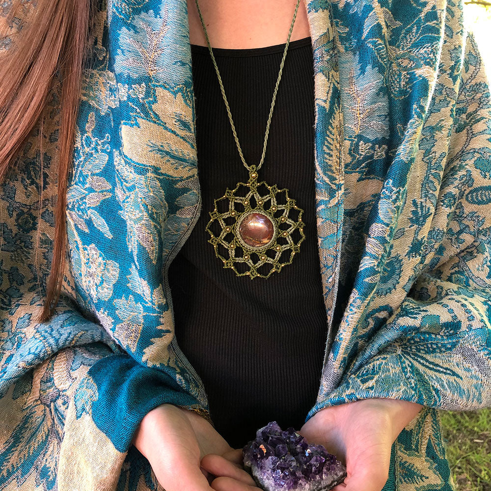 Collana mandala macramé con pendente in perla e design elegante per un look unico