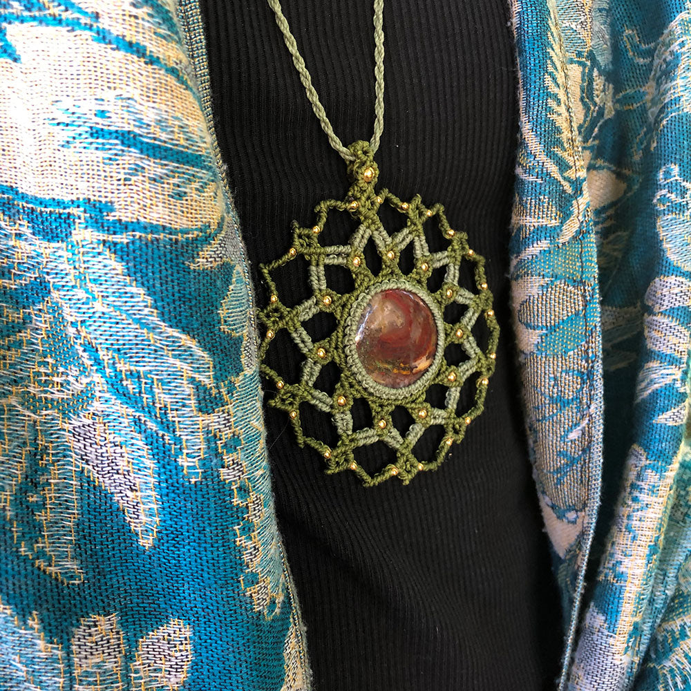 Collana mandala macramé con ciondolo in pietra, elegante e artigianale per ogni outfit