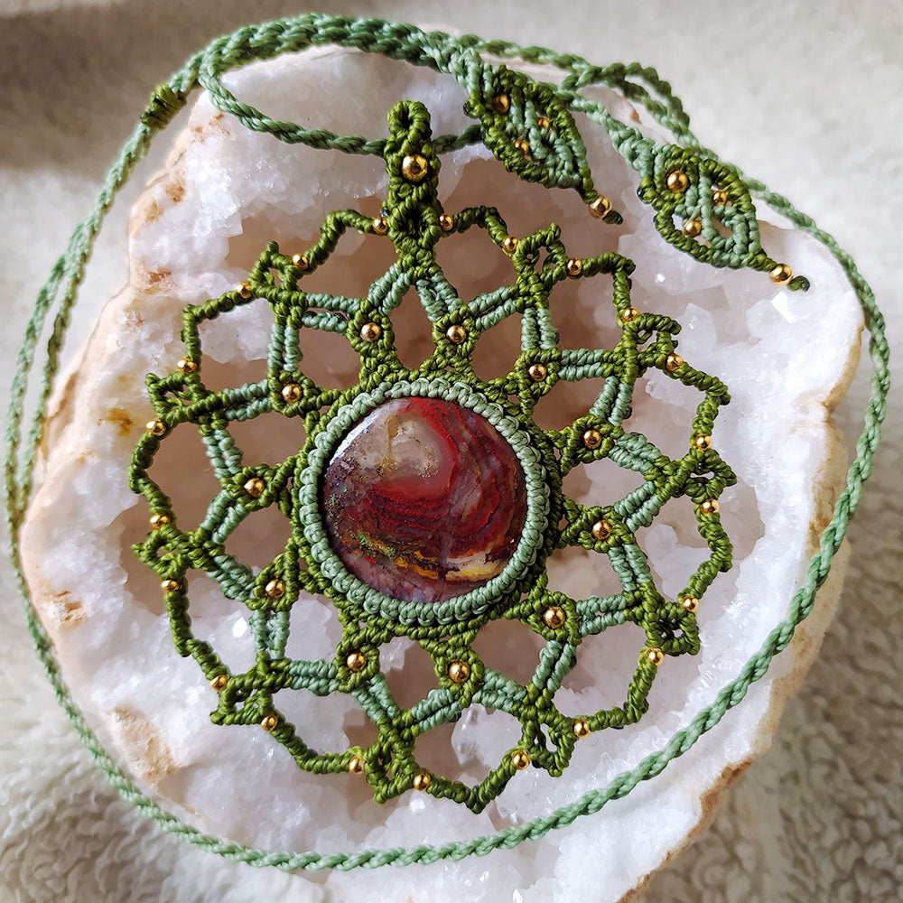 Collana mandala macramé verde con pietra centrale rossa, ideale per uno stile bohémien