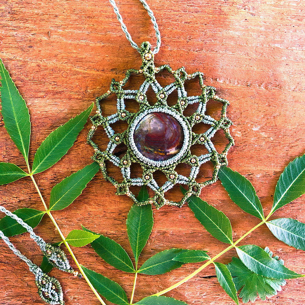 Collana mandala macramé verde con pietra centrale, ideale per uno stile boho e unico