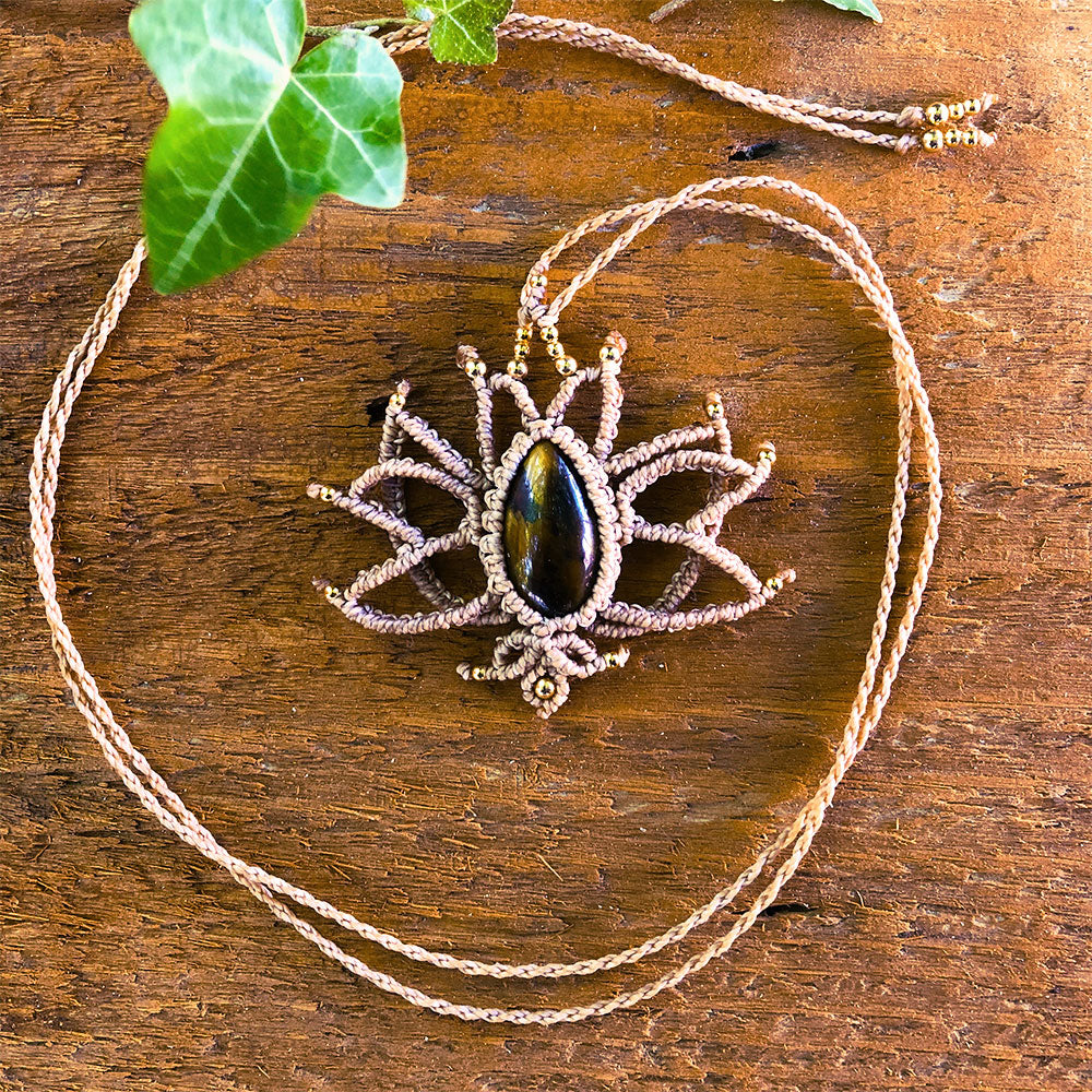 Collana occhio di tigre macramé con design elegante e cordino intrecciato in tonalità naturali