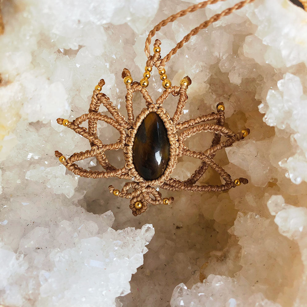 Collana occhio di tigre macramé con design a forma di fiore e perline dorate