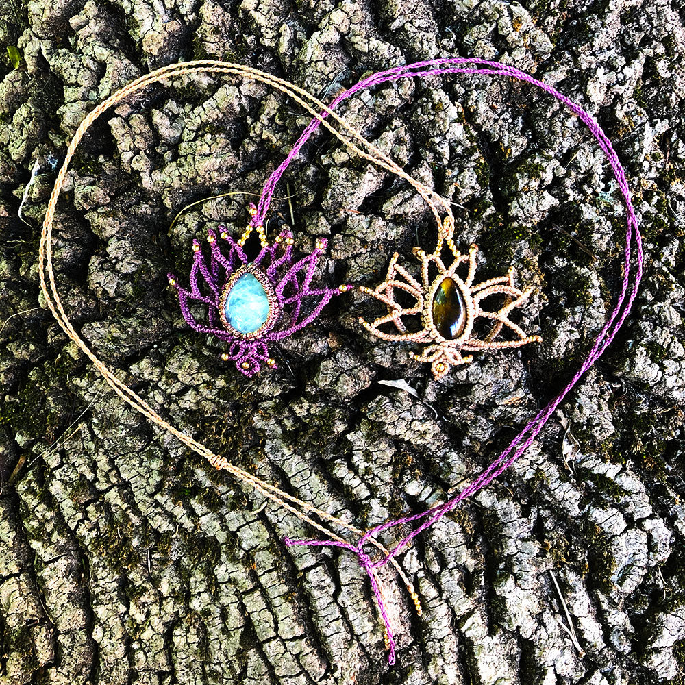 Collana occhio di tigre macramé con pendente a forma di fiore, realizzata a mano con colori delicati