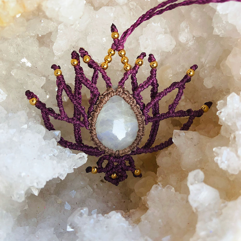 Collana pietra di luna con design intrecciato e dettagli dorati, perfetta per un look elegante