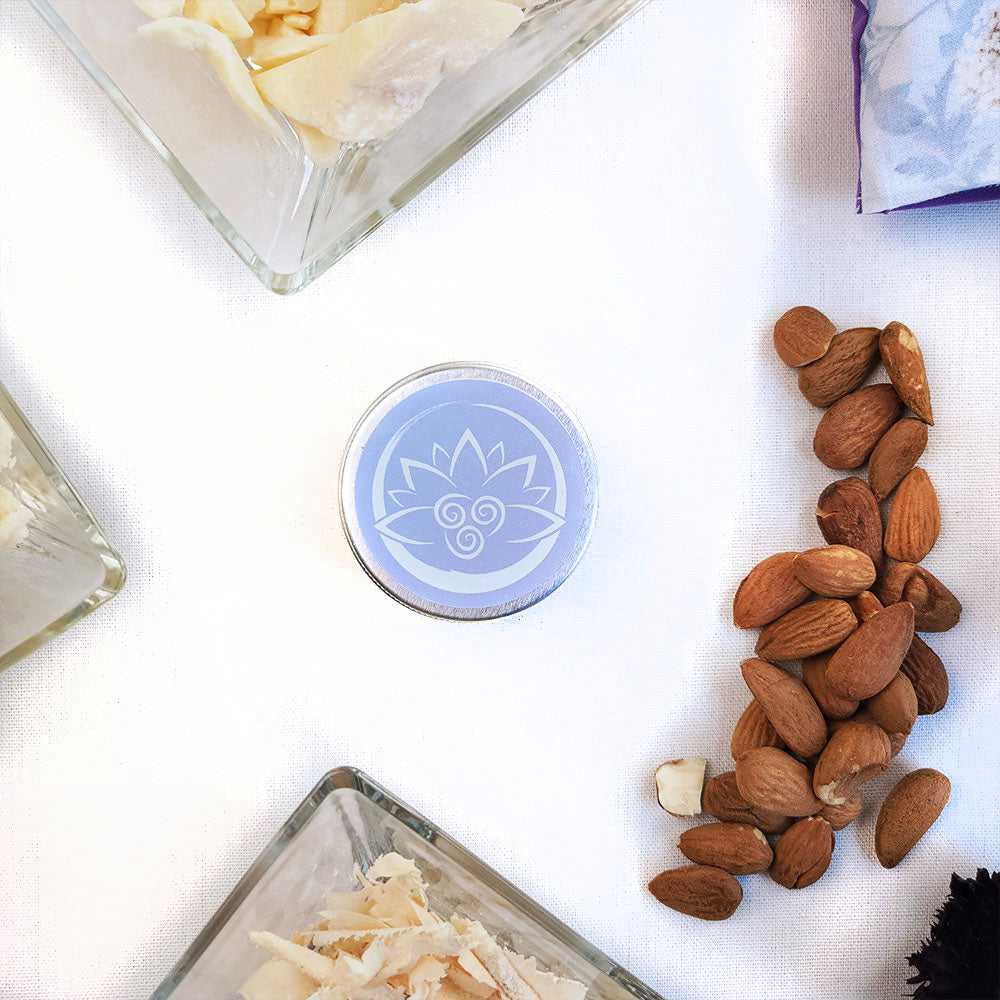 Crema corpo naturale stimolante di Shop Zen con ingredienti naturali e mandorle