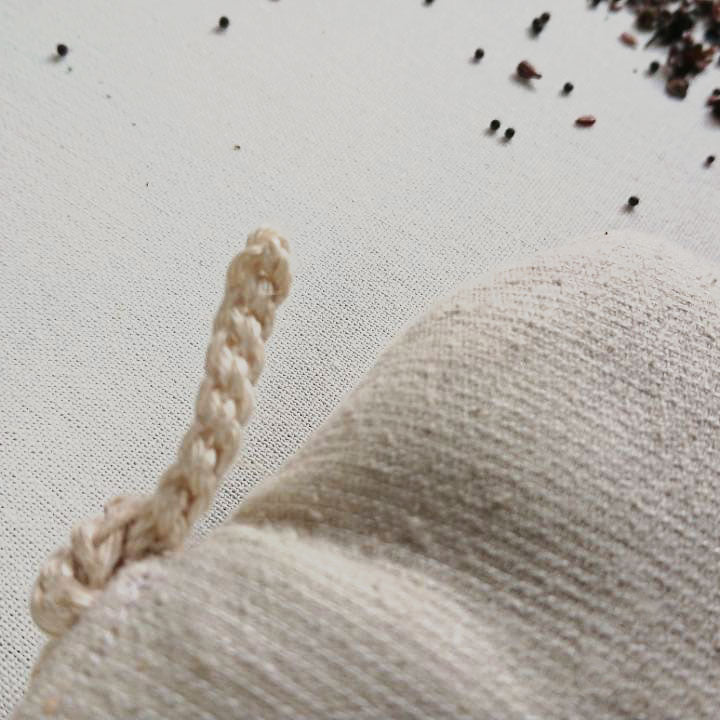 Cuscino defaticante naturale con cordino, ideale per impacchi caldi e rilassamento muscolare