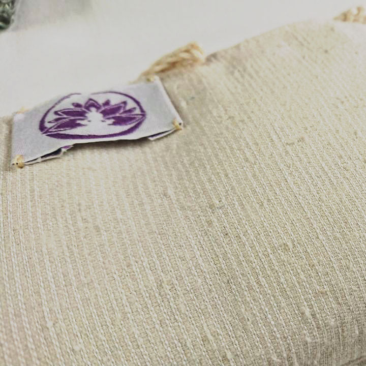 Cuscino defaticante naturale di Shop Zen con design semplice e tessuto morbido, ideale per il relax