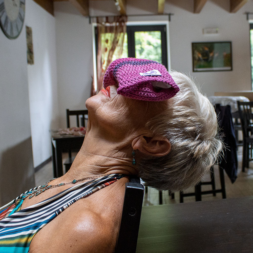 Donna che utilizza un cuscino occhi all&
