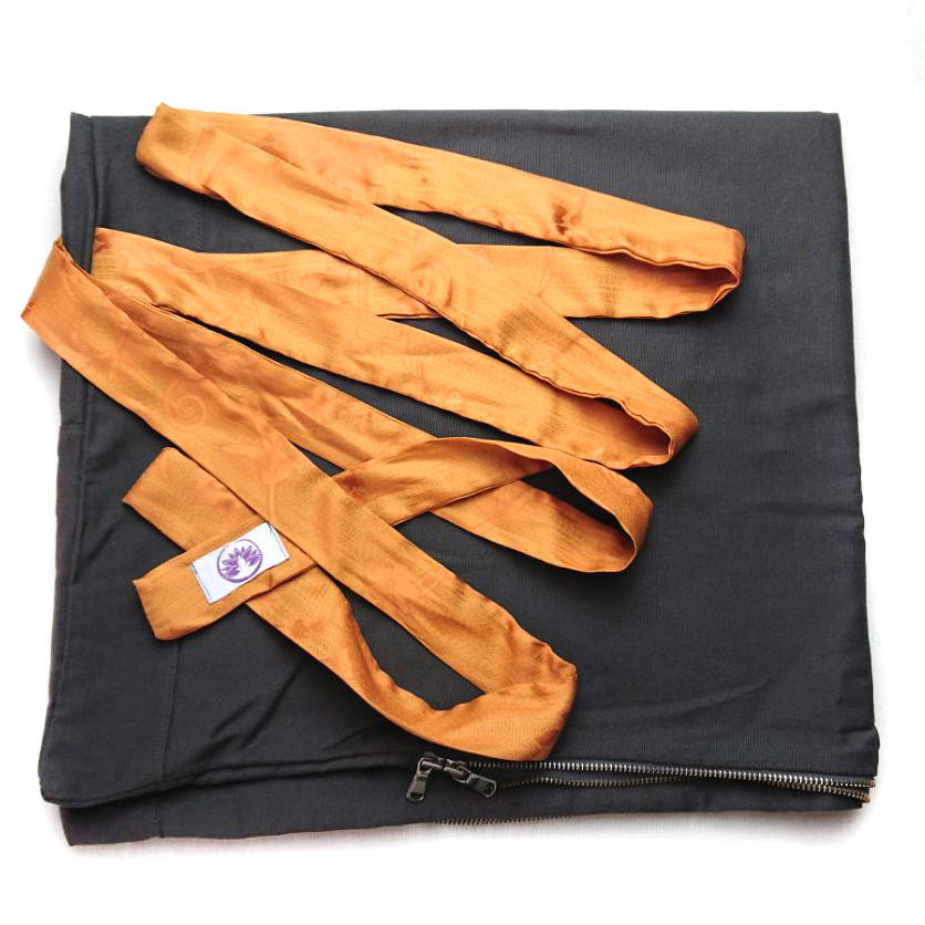 Fodera zabuton personalizzata nera con nastro arancione per un comodo sostegno durante la meditazione