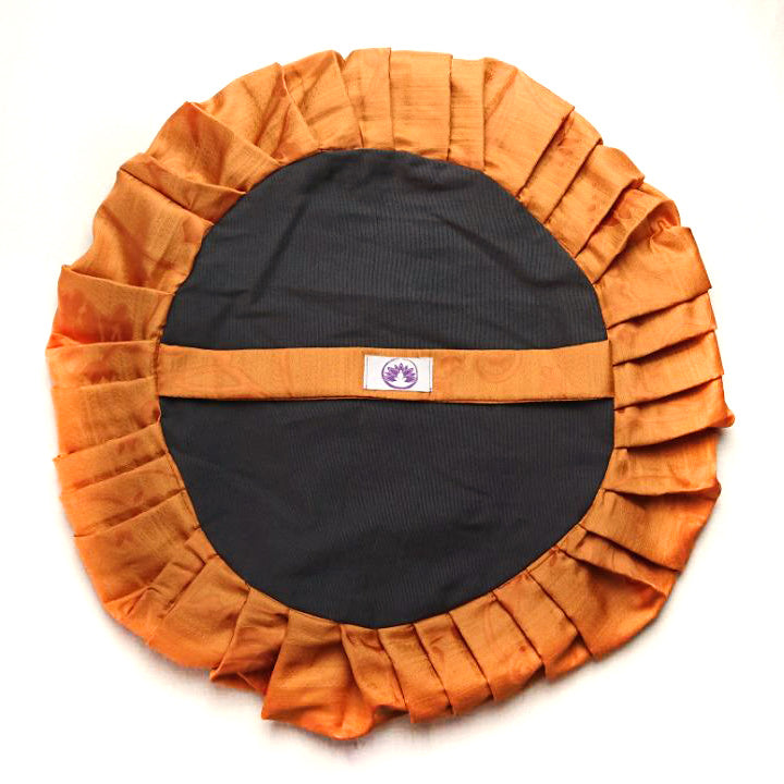 Fodera zafu personalizzata in tessuto arancione con dettagli a ruches per meditazione e pratiche di yoga