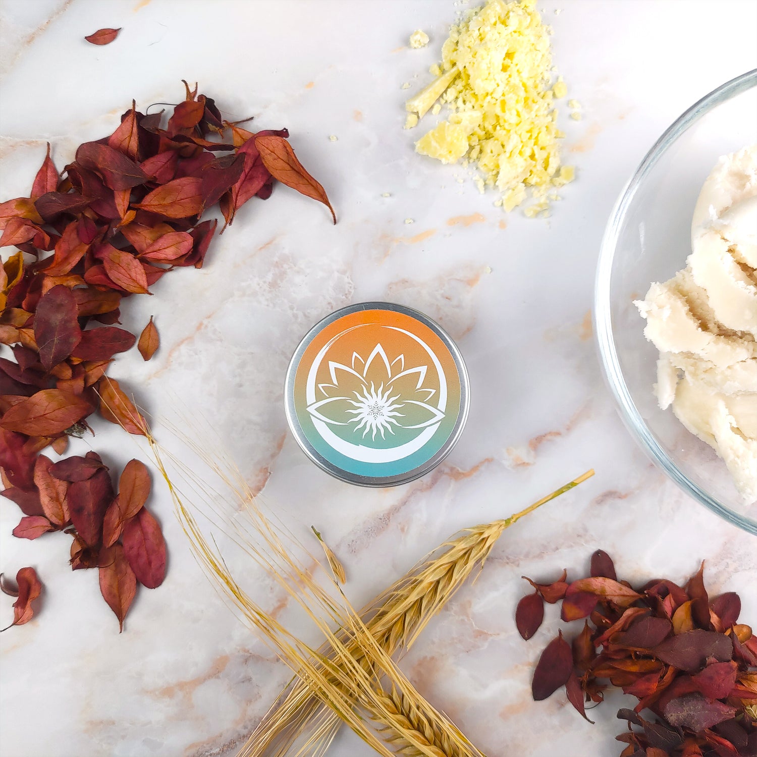 Confezione regalo con kit viaggio estate sostenibile, ingredienti naturali e decorazioni floreali