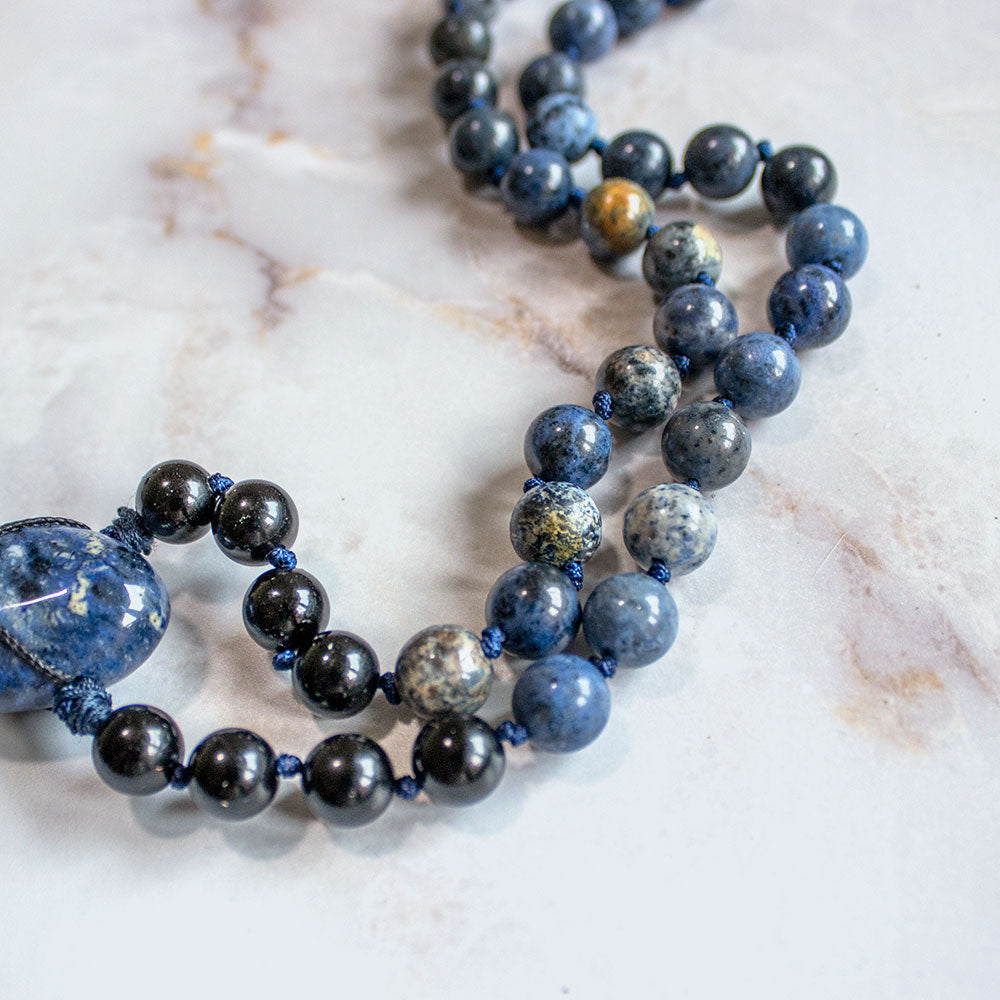 Mala 108 grani "Io sono in Pace" in Sodalite e Howlite Bianca