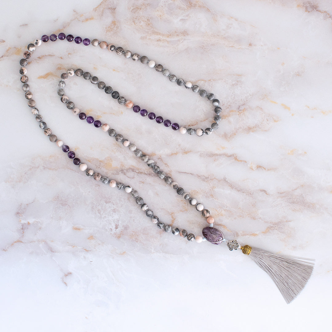 Collana mala ciaroite con perline grigie e viola, tassello elegantemente decorato