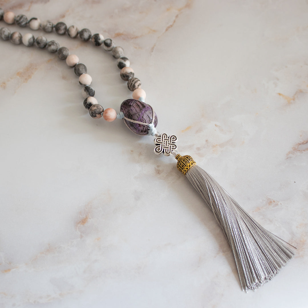 Collana mala ciaroite con perline multicolori e un elegante pendente in frange argento