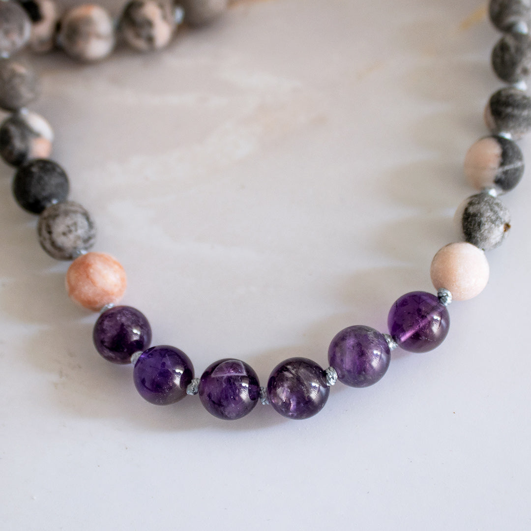 Collana mala ciaroite con perline di ametista e dettagli unici, ideale per meditazione e benessere