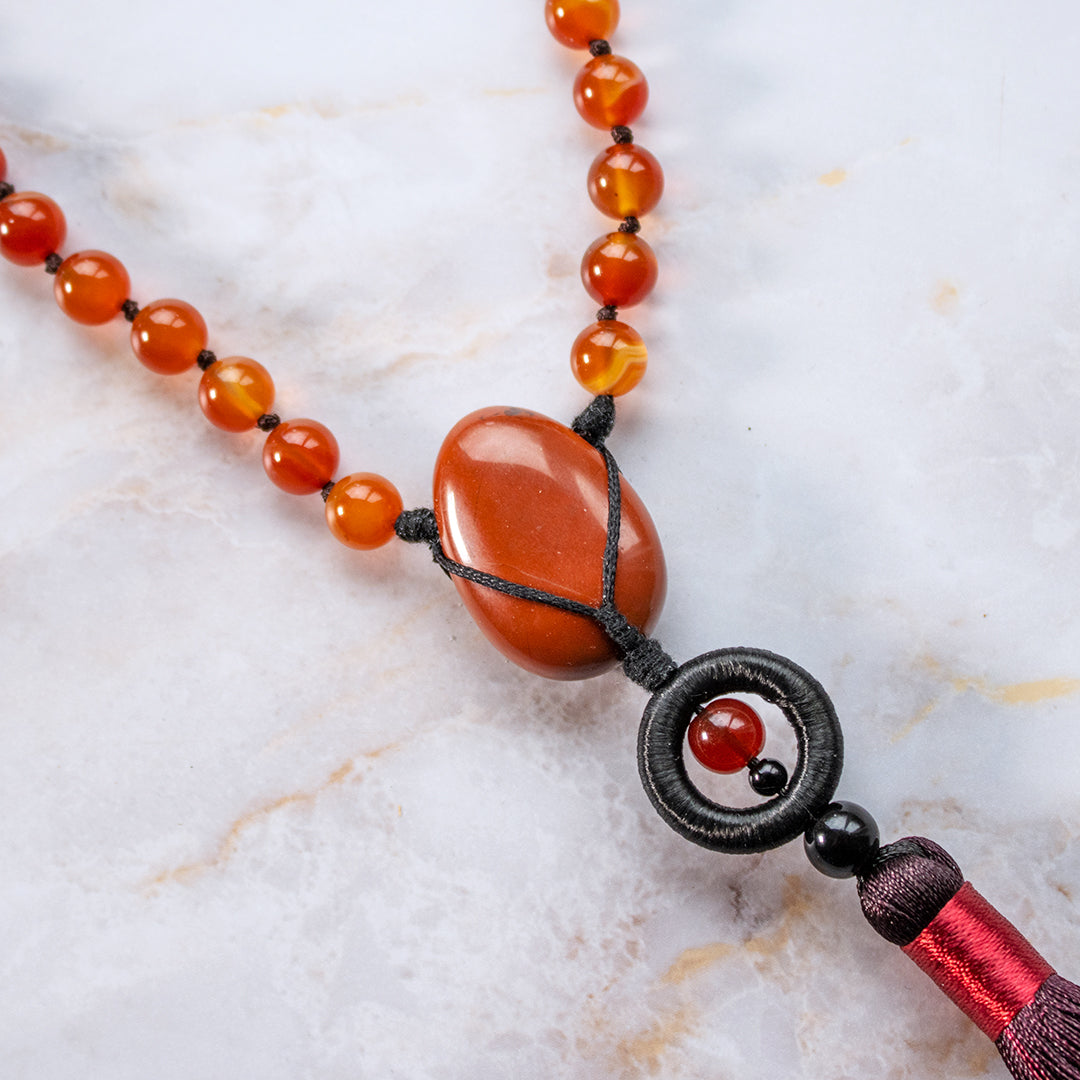 Collana mala diaspro rosso e corniola con perline lucide e un grande ciondolo centrale