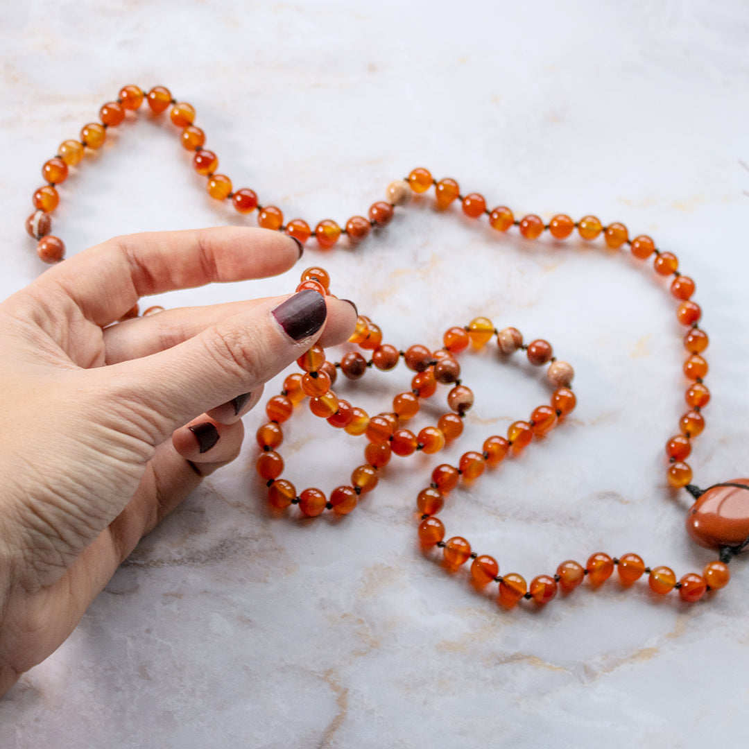 Collana mala diaspro rosso e corniola con perline in tonalità calde e design elegante