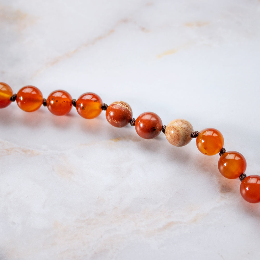 Collana in mala diaspro rosso e corniola con perle lucide e naturali per un tocco elegante