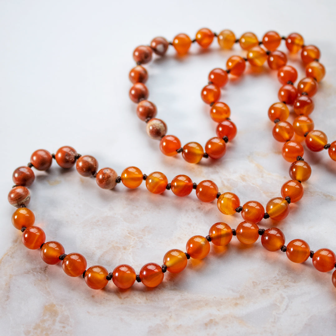 Collana mala diaspro rosso e corniola con perle luminose e design elegante per meditazione