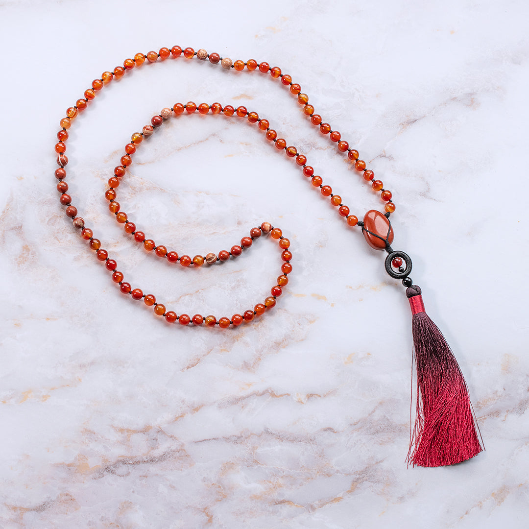 Collana mala diaspro rosso e corniola con nappe in tono rosso per un tocco di eleganza