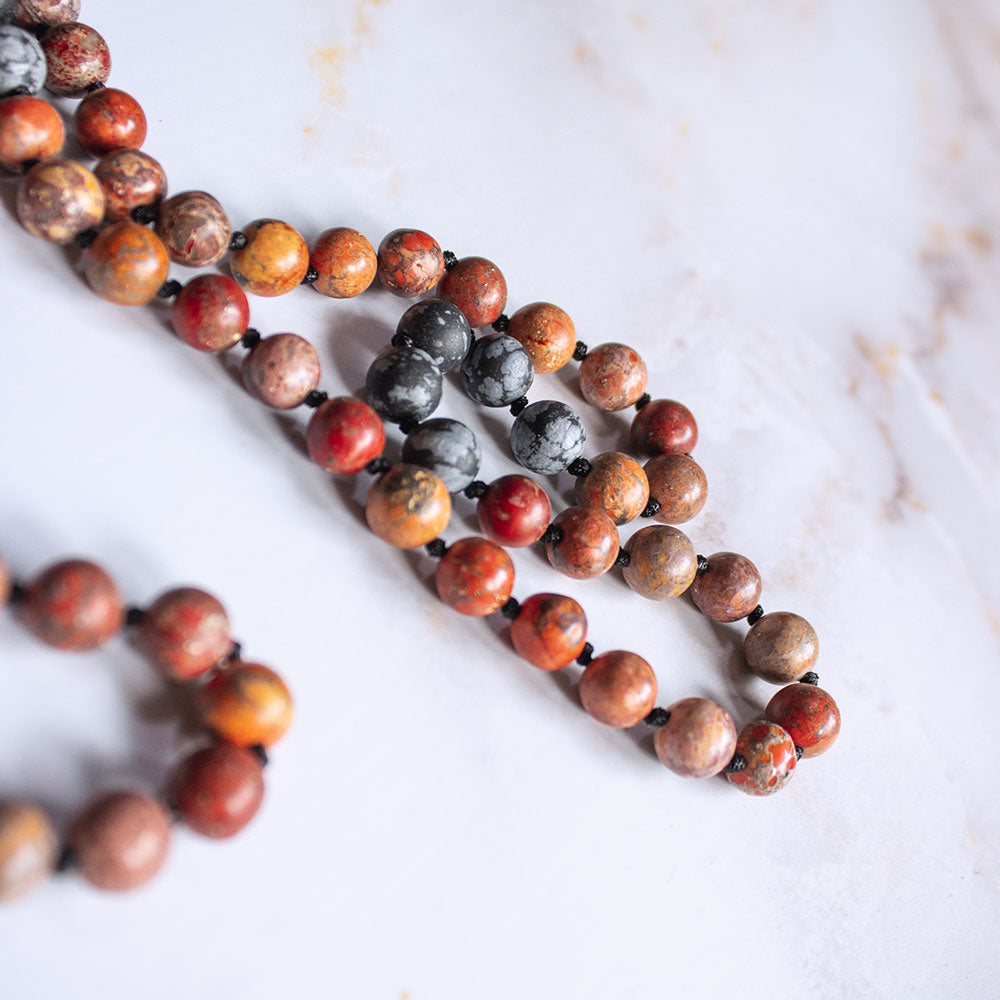 Collana mala diaspro rosso e ossidiana con perline colorate per un tocco unico di stile