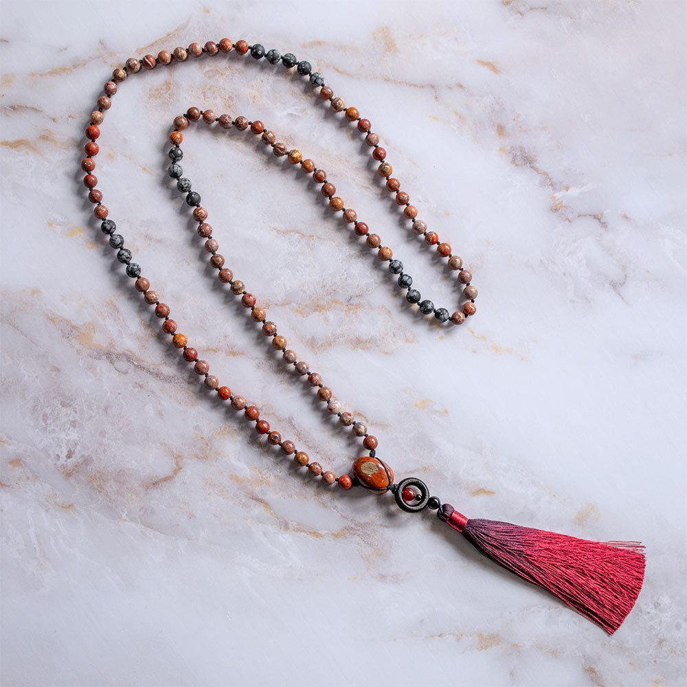 Collana mala diaspro rosso e ossidiana con nappo rosa, perfetta per meditazione e stile unico