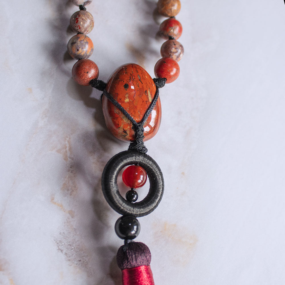 Collana mala diaspro rosso e ossidiana con dettagli eleganti e perline colorate