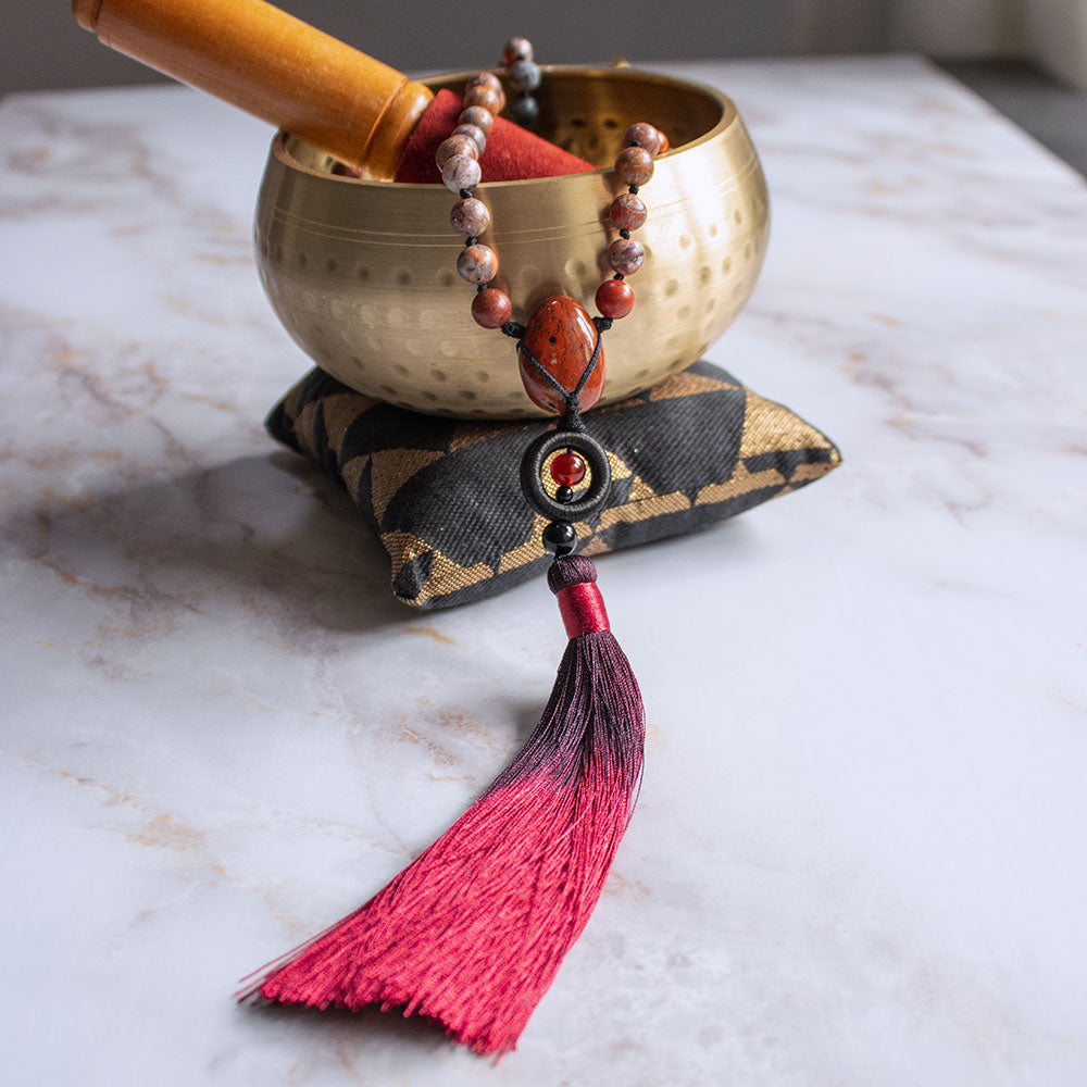 Collana mala diaspro rosso e ossidiana con nappo rosa per meditazione e relax